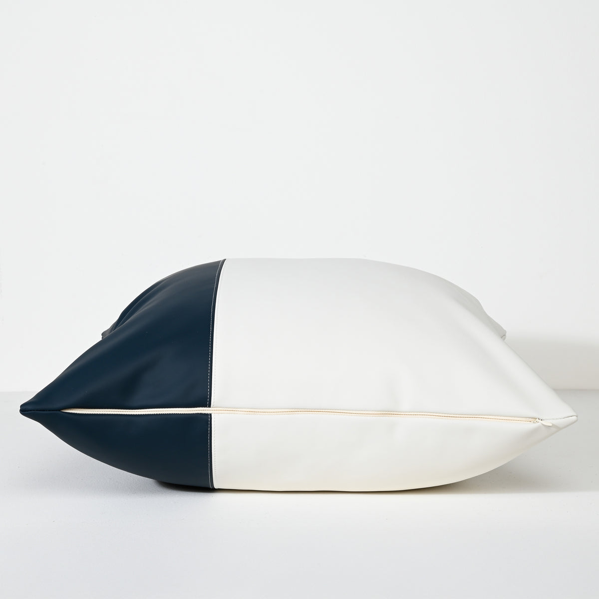 Nautical Smooth White – Vinylkissen – 55 X 55