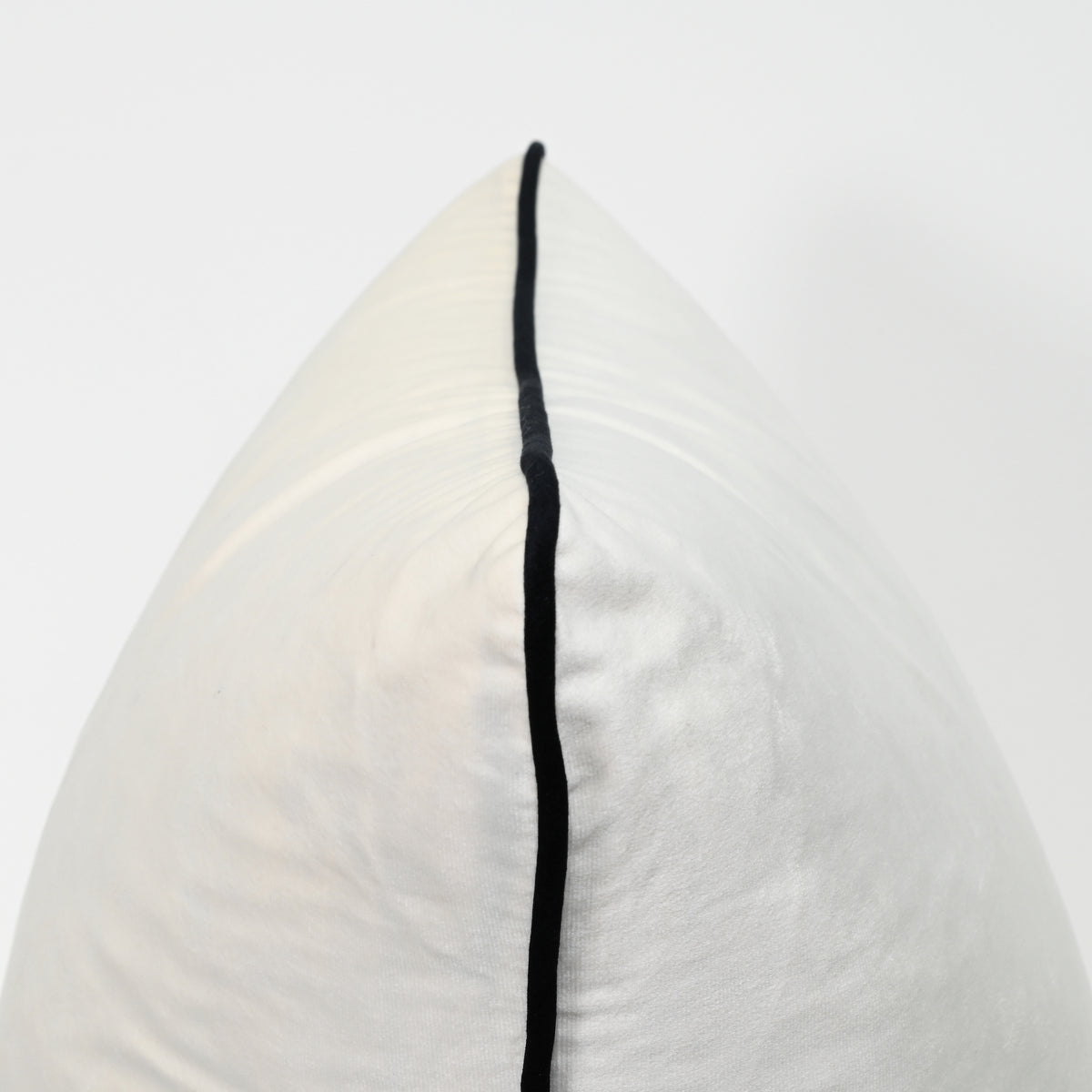 Elfenbein - Samtkissen ( schwarze Paspel ) - 40 x 60