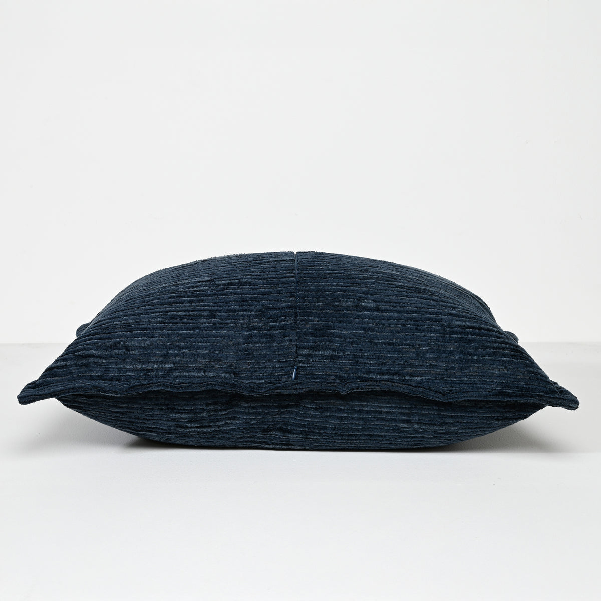 Ruffled Indigo – Samtkissen – 40 x 60
