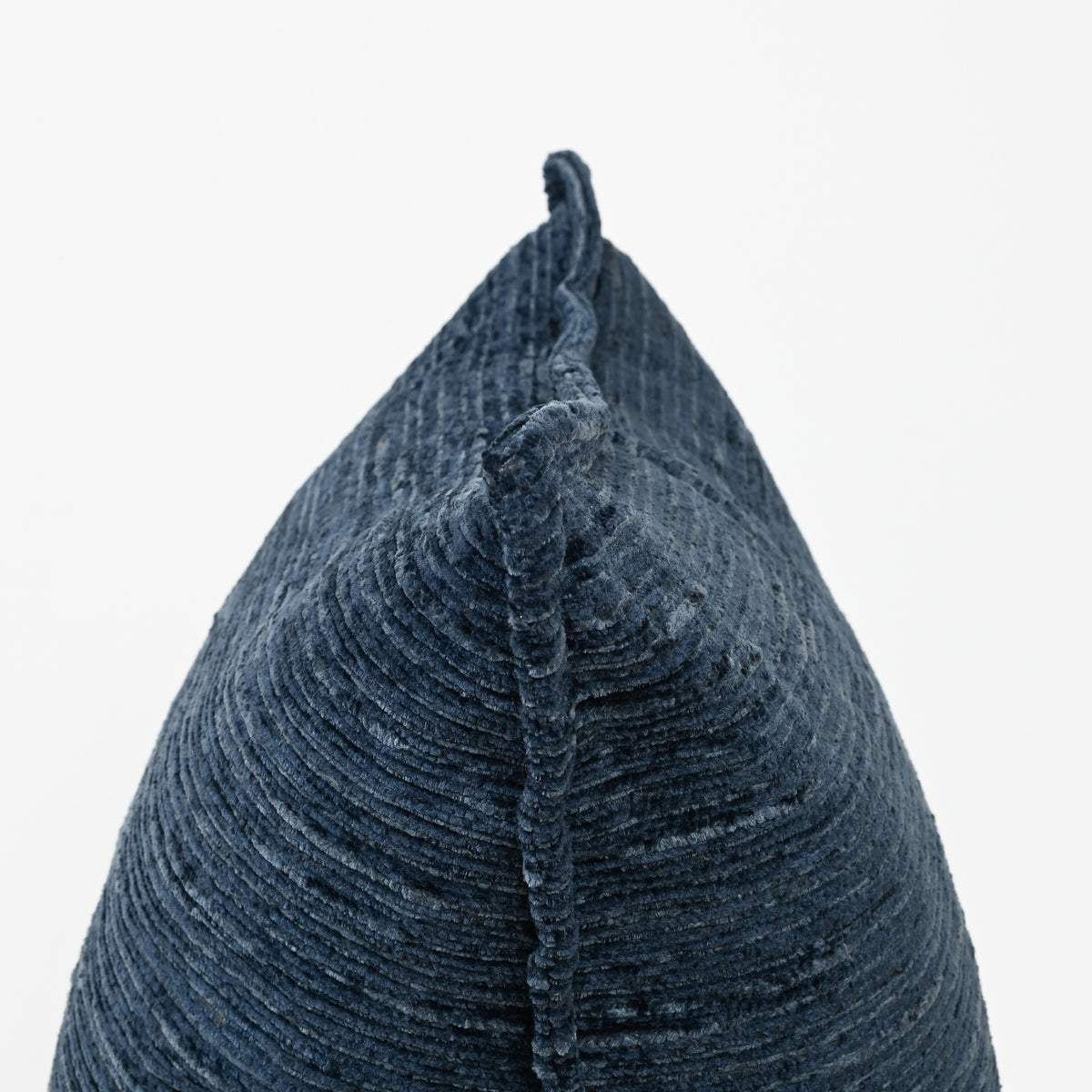Ruffled Indigo – Samtkissen – 40 x 60