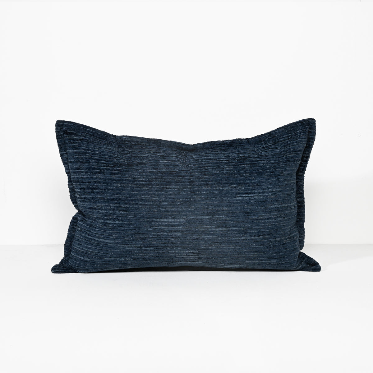 Ruffled Indigo – Samtkissen – 40 x 60
